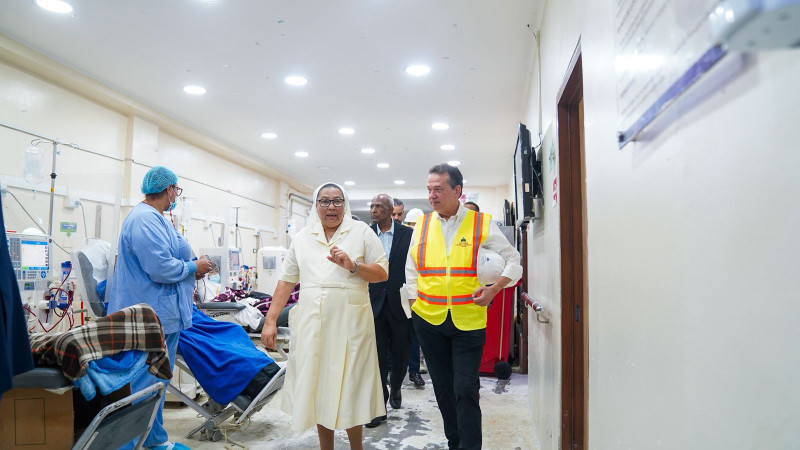 Víctor -Ito- Bisonó, ministro de Viviendas y Edificaciones, supervisa los trabajos en construcción del Hospital Padre Billini.