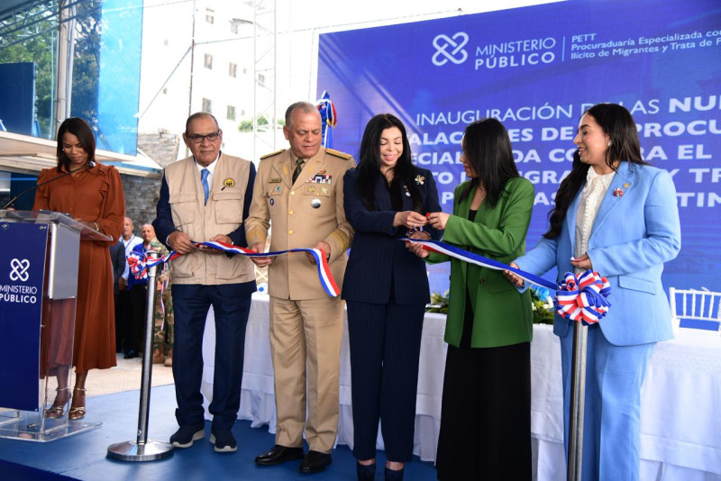 La Procuradora General de la República, Yeni Berenice, junto a los ministros de Defensa y de Interior y Policía, así como la magistrada Yoanna Bejarán Álvarez y el presidente del Observatorio de Políticas Migratorias, Miguel Franjul, en la ceremonia inaugural.