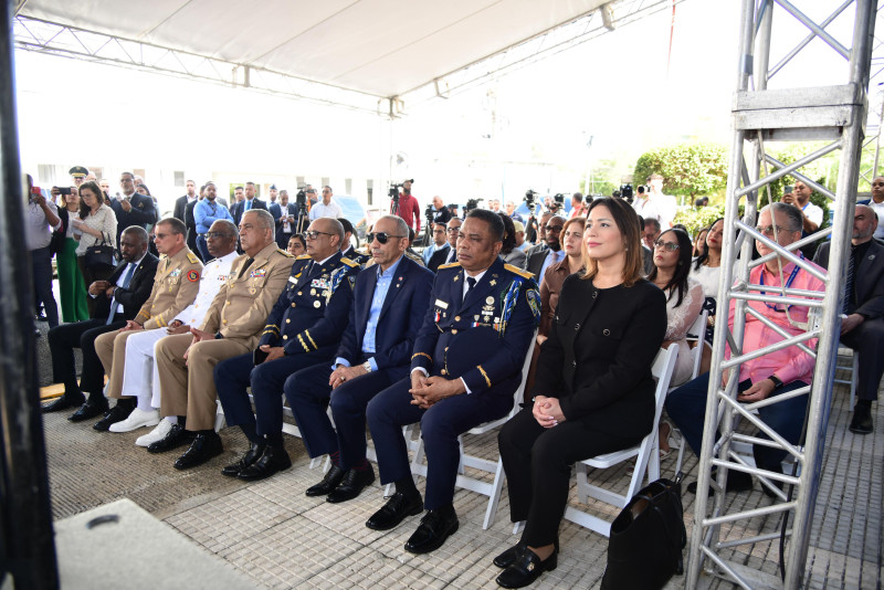 Altos jefes militares, el director de la Policía, el Presidente de la DNCD, el Procurador Anti-corrupción y Patricia Franjul, Ministra Consejera en Viena, figuran entre los asistentes al acto de inauguración de las oficinas de las nuevas entidades.