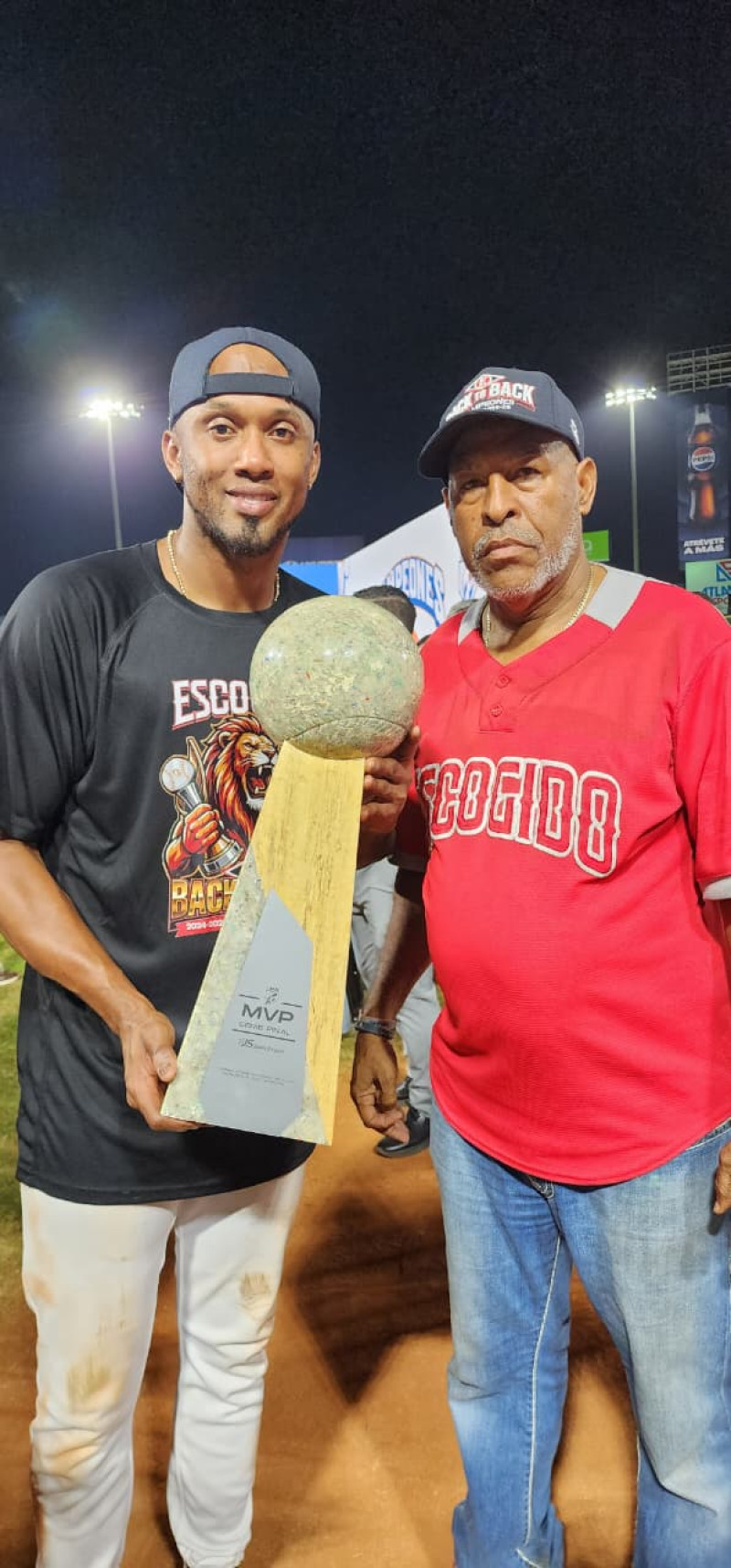 El venezolano Alcides Escobar exhibe el trofeo que le acredita como Jugador Más Valioso de la Serie Final.