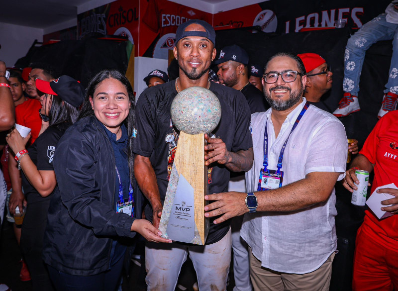 Alcides Escobar recibe el trofeo que le acredita como el Jugador Más Valioso de la final, de manos de Angelo Rodríguez, gerente de Mercadeo de Juancito Sport, y Shantal Disla, de Lidom,
