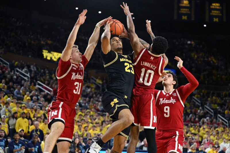 Yaxel Lendeborg, de Michigan, realiza una gestión ofensiva entre Cale Jacobsen y Jamarques Lawrence, de Nebraska, en el partido de la NCAA, el 27 de enero de 2026.
