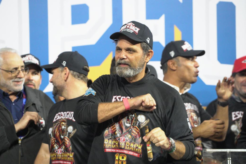 José Miguel Bonetti celebra el campeonato número 18 de los Leones del Escogido.
