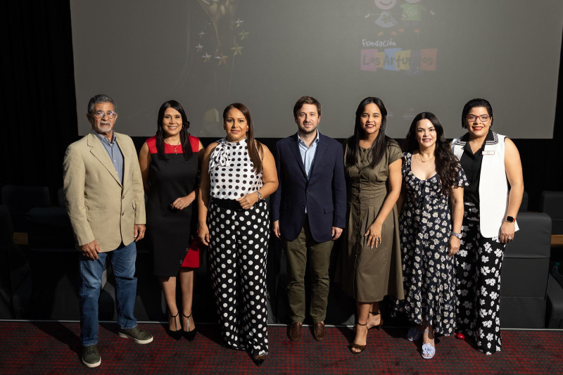 En la imagen: Domingo Abreu, Laura Tejada, Zumaya Cordero, Michae Carrady, Ana López, Ircania García y Patricia Castillo.