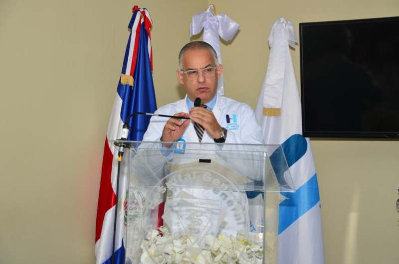 El doctor José Alfaro, director del hospital Vinicio Calventi, resalta el trato humano, digno y oportuno que ofrece el centro a los pacientes, pese al proceso de remozamiento de sus instalaciones en que se encuentra.