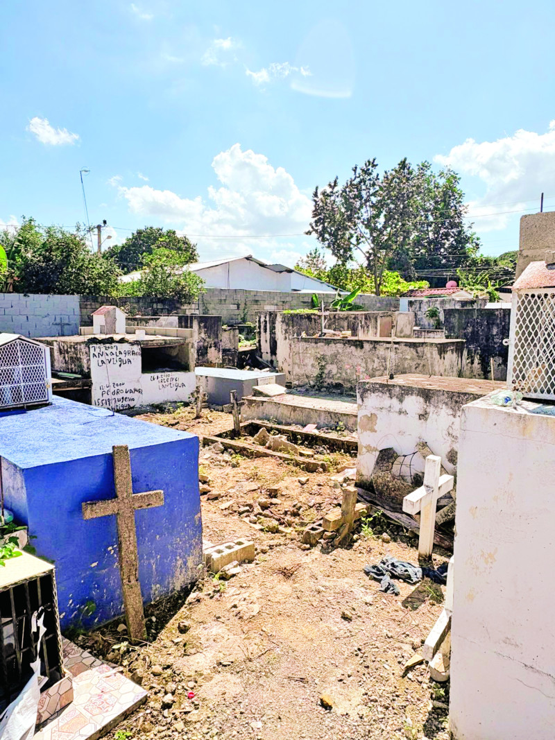 El cementerio de Rincón presenta condiciones de abandono y descuido