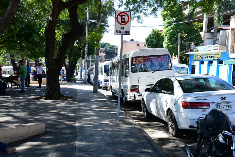 Ruta de transportes públicos ocupan espacios en parques.