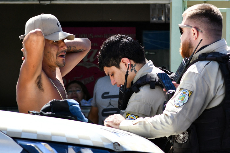 Agentes policiales registran a una persona durante un operativo de seguridad rutinario en Alajuelita, una de las zonas de la capital con mayores índices de violencia del país, en San José.