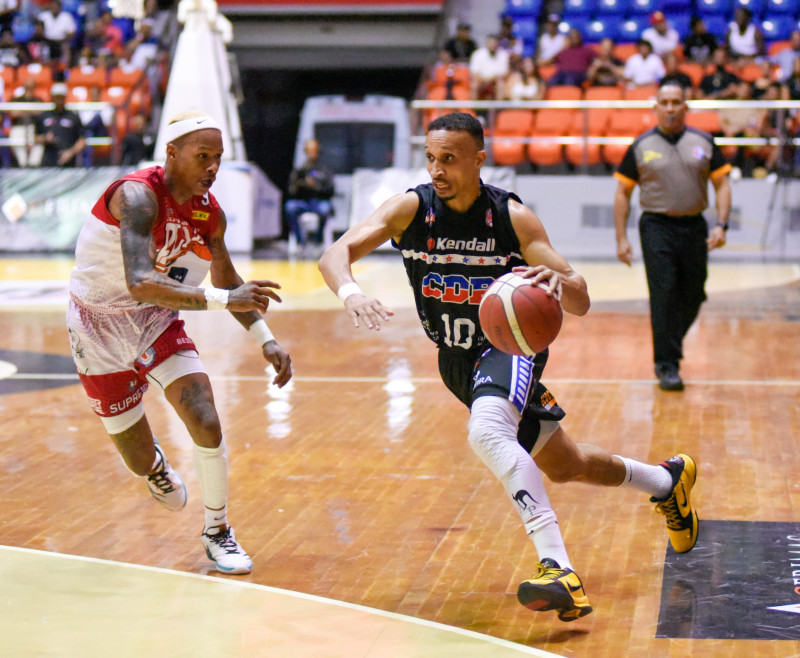 Adris De León, del CDP, maneja el balón ante la defensa de Oliver García, de Plaza Valerio, en el partido del miércoles en el torneo de baloncesto superior de Santiago.