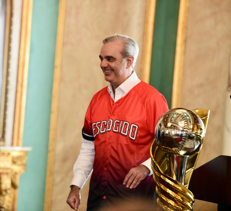 Luis Abinader con la camiseta de los Leones del Escogido.