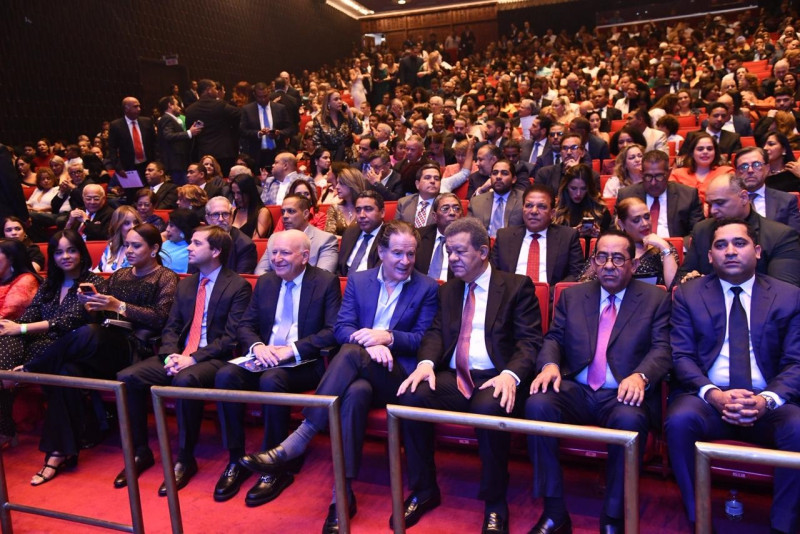 La sala Carlos Piantini del Teatro Nacional Eduardo Brito lució abarrotada en la inauguración de la XVIII edición del Festival de Cine Global de Santo Domingo. Entre las personalidades figuran Robert Carrady, Manuel Corripio y Leonel Fernández.