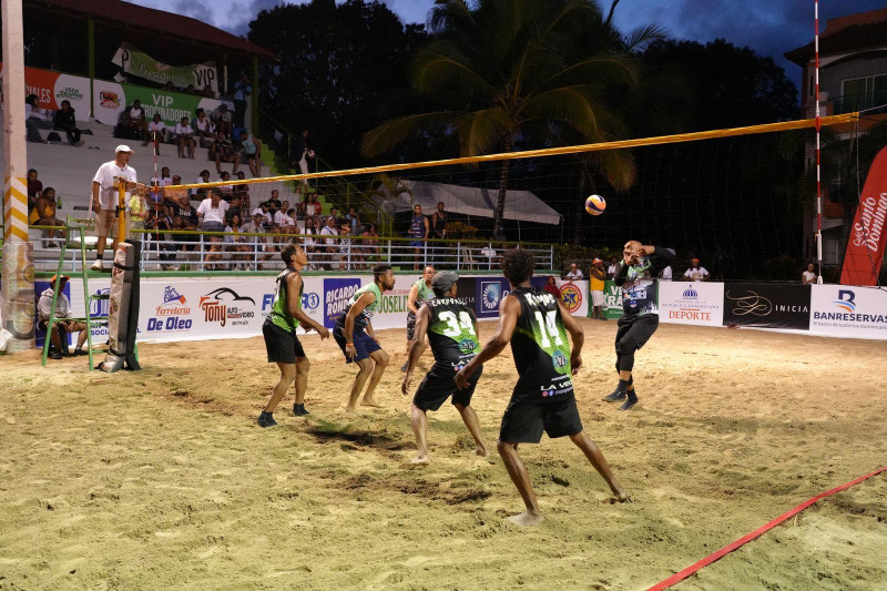 Un momento de acción durante una de las competencias en las canchas de arena del Rancho Turístico Doña Callita.
