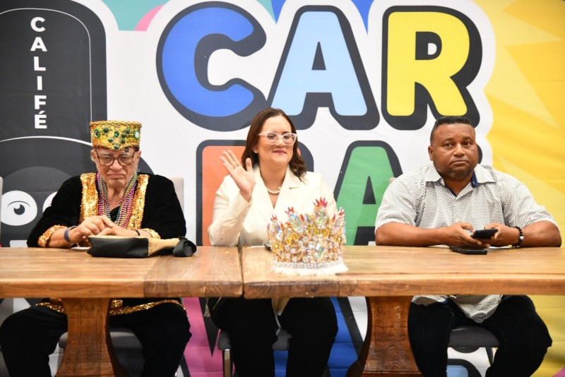 Dagoberto Tejeda coordinador técnico del carnaval, Elizabeth Mateo secretaria general de la Alcaldía del Distrito Nacional  y William García presidente del UCADI.