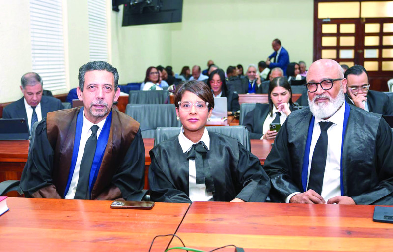 Santiago Rodríguez, Emely Rodríguez y Pedro Balbuena, abogados del exministro José Ramón Peralta.
