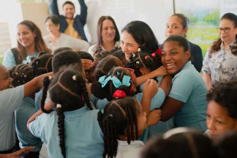La primera dama Raquel Arbaje impartió una clase de Moral, Cívica y Ética Ciudadana a estudiantes de cuarto de primaria de la Escuela Padre Eulalio Arias, en sector Cristo Rey