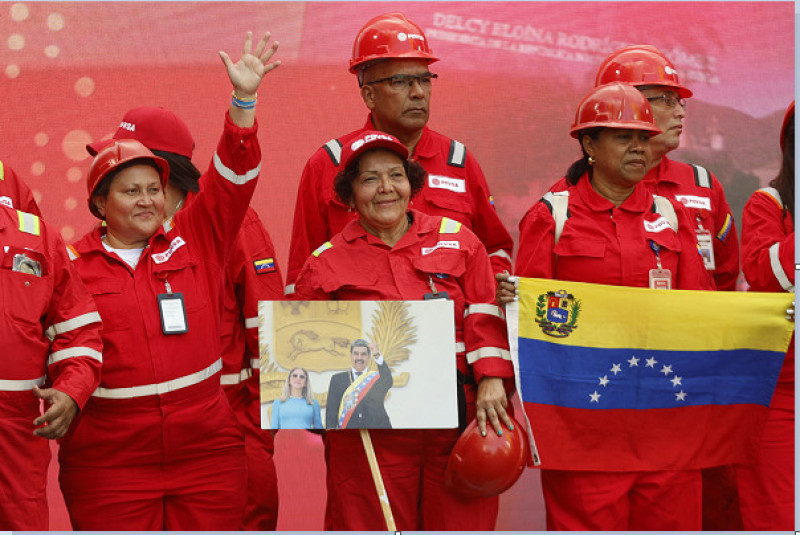 Trabajadores de la petrolera estatal venezolana PDVSA participan en una marcha convocada por el Partido Socialista Unido de Venezuela (PSUV) en apoyo a la Ley de Hidrocarburos y exigiendo la liberación del presidente derrocado Nicolás Maduro