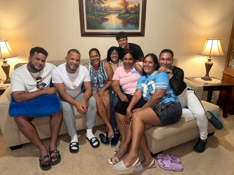 Richard Hernández junto a su familia