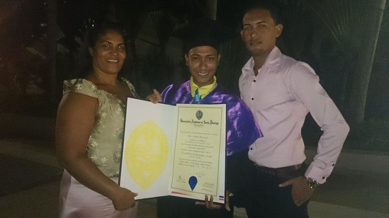 Richard Hernández en su graduación