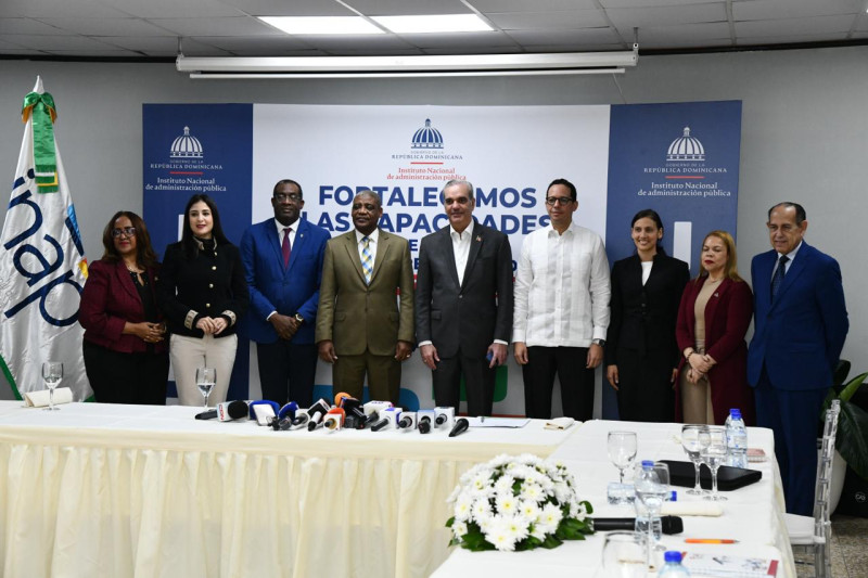 El presidente Luis Abinader junto a diversas personalidades en el anuncio de la graduación.