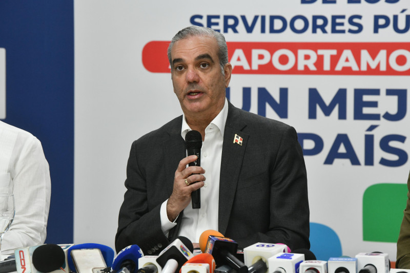 El presidente Luis Abinader anuncia la graduación de más de 300 empleados públicos en maestría del Estado.