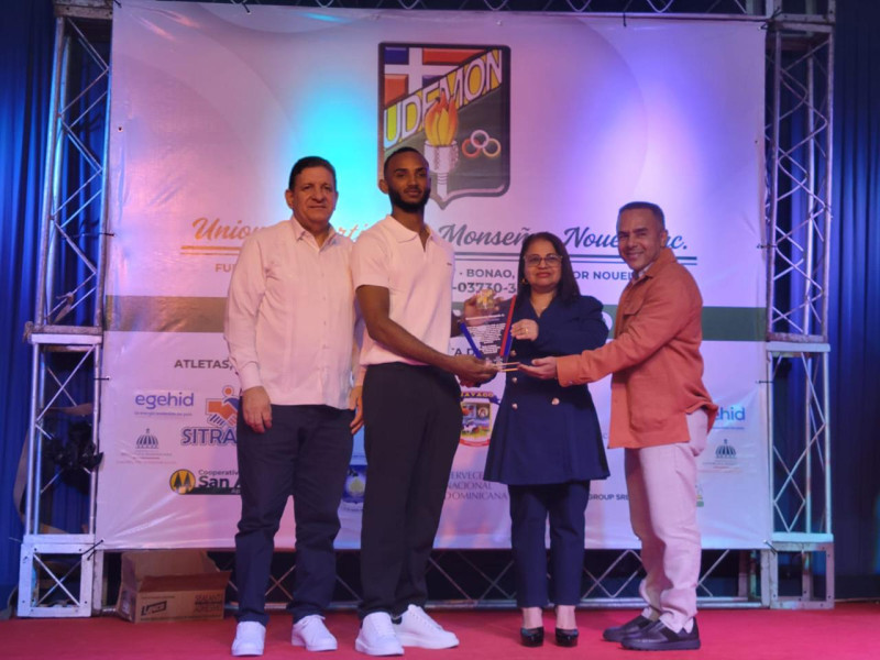 Eberto Núñez, síndico de Bonao; el atleta Liz Yeury Acosta, la Santa Milagros, la fiscal adjunta del Distrito Judicial de la Provincia Monseñor Nouel; Santa Milagros, y el empresario Luis Castillo, presidente de Cerimas.