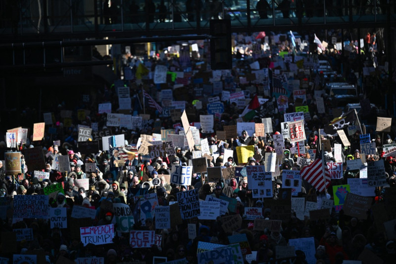 Personas exhiben pancartas durante una marcha contra el Servicio de Inmigración y Control de Aduanas (ICE) de Estados Unidos en Minneapolis, Minnesota, el 30 de enero de 2026.