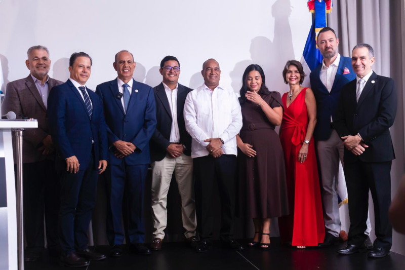 Noel Ureña Ceballos junto a integrantes del gremio  invitados