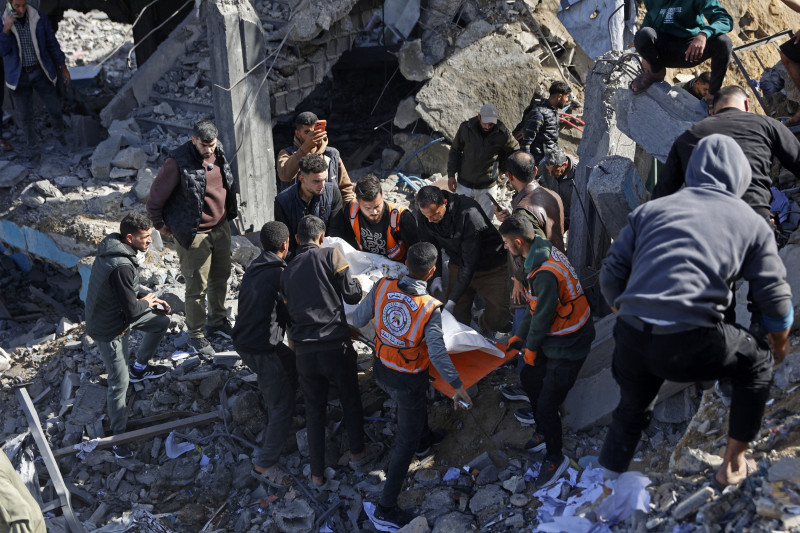 Los rescatadores transportan el cuerpo de una víctima entre los escombros de la comisaría de policía de Sheikh Radwan en la ciudad de Gaza el 31 de enero de 2026, tras un ataque aéreo israelí. Los ataques
aéreos israelíes mataron a 11 personas en la Franja de Gaza el 31 de enero, según el ministerio de salud del territorio, incluyendo personas refugiadas en una tienda de campaña en el sur.