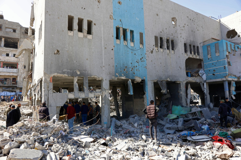 Rescatistas y testigos inspeccionan los escombros de la comisaría de policía de Sheikh Radwan en la ciudad de Gaza el 31 de enero de 2026, tras un ataque aéreo israelí. Los ataques
aéreos israelíes mataron a 11 personas en la Franja de Gaza el 31 de enero, según el ministerio de salud del territorio, incluyendo personas refugiadas en una tienda de campaña en el sur.