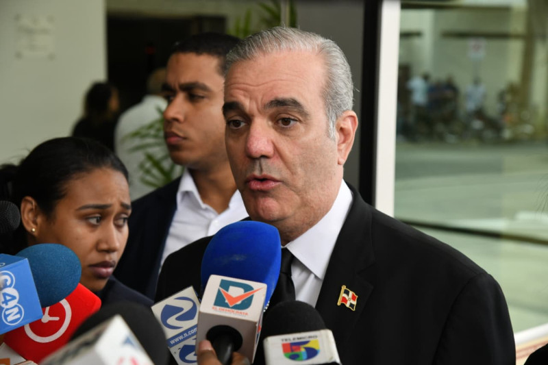 El presidente Luis Abinader en el velatorio del dirigente político Ramón Alburquerque.