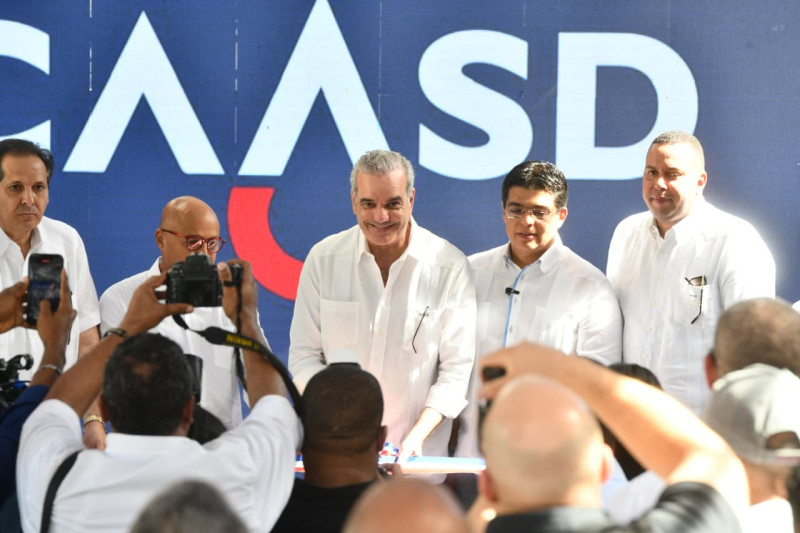 Presidente Luis Abinader, Felipe Suberví y demás figuras en la inauguración del remozamiento de la cañada Los Peralejos.
