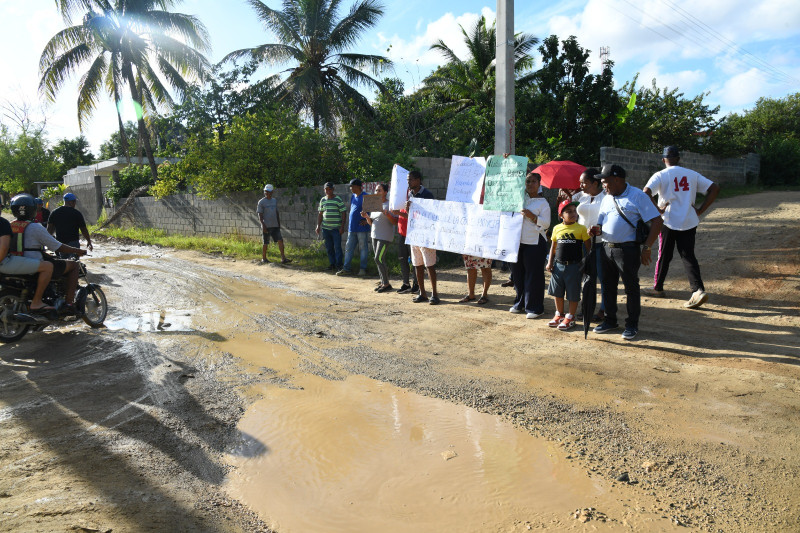 El cruzar los grandes charcos de las calles, es parte del día a día de la comunidad.