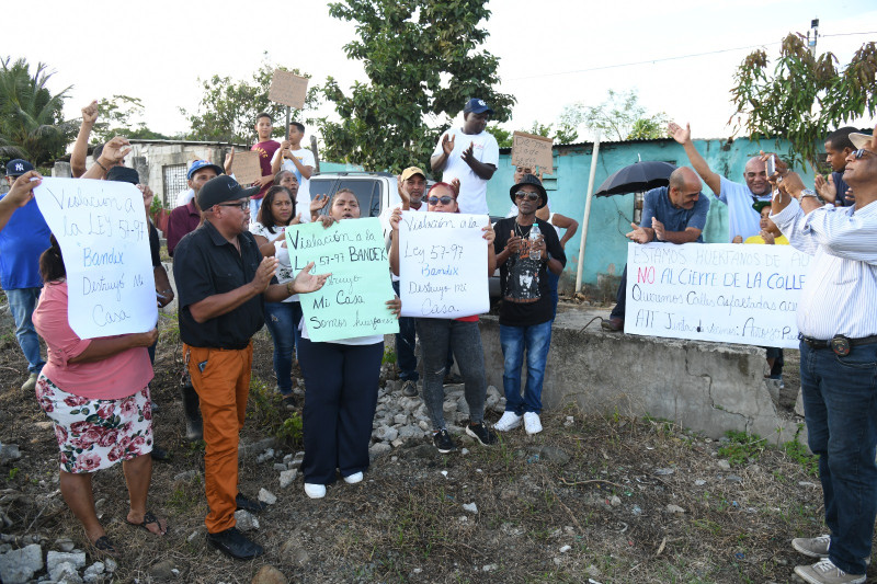 Los comunitarios exigen que se le entreguen sus títulos de propiedad