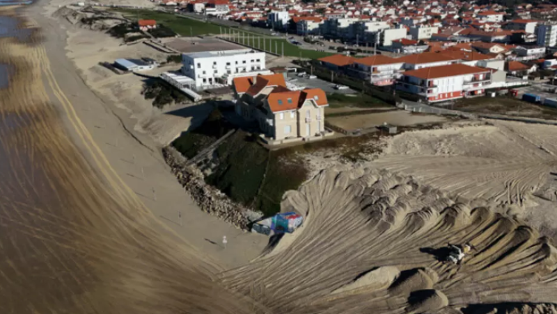 Obras de reforzamiento de la duna alrededor de una casa de principios del siglo XX amenazados por la erosión costera en la ciudad francesa de Biscarosse en el suroeste del país. Enero de 2025.