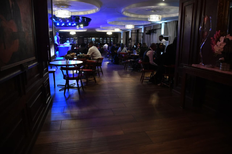 Los periodistas en el salón donde no tenían acceso a la transmisión