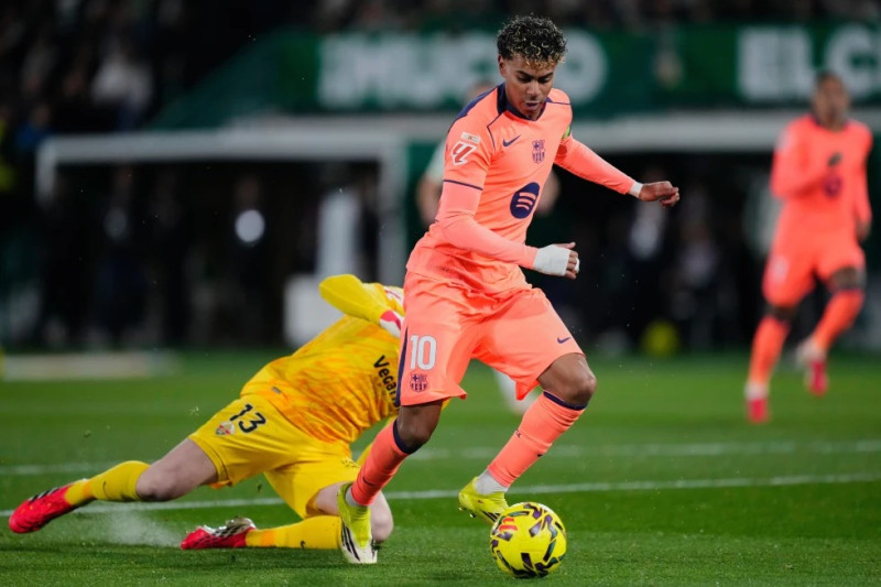 Lamine Yamal, del Barcelona, anota el primer gol de su equipo durante el partido de fútbol de La Liga española entre Elche y Barcelona.