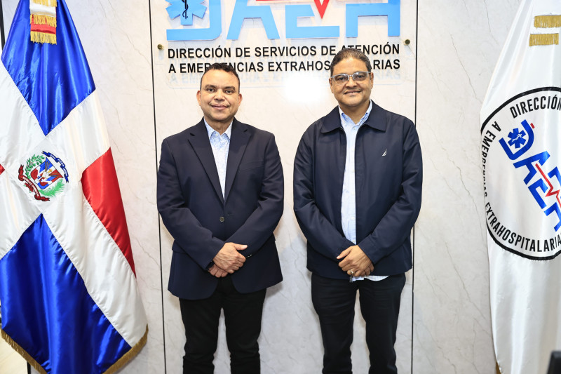 El director ejecutivo del SNS, doctor Julio Landrón y el director general de la DAEH, Juan Manuel Méndez García.