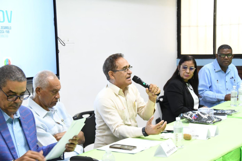 Rubén García, presidente de la Federación Dominicana de Boxeo, se pronuncia durante la asamblea anual ordinaria.