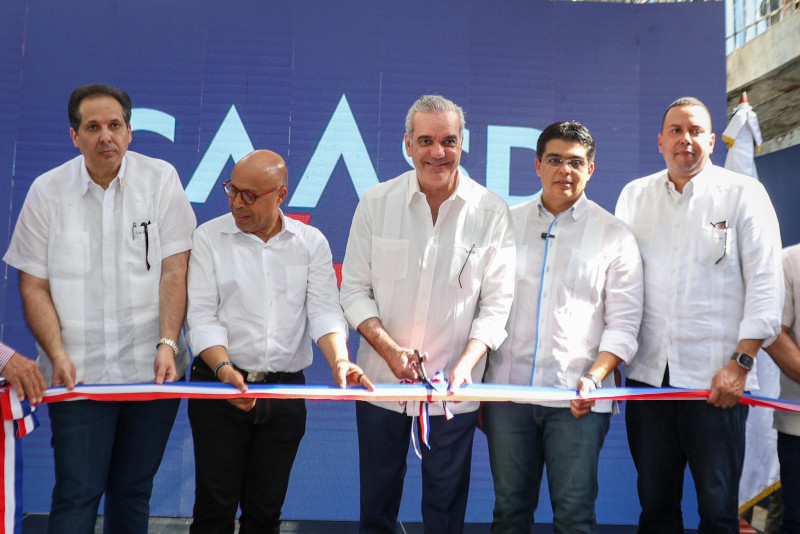 Momento en que Luis Abinader corta la cinta que dejó inaugurados los trabajos realizados en Los Peralejos, a favor de la comunidad.