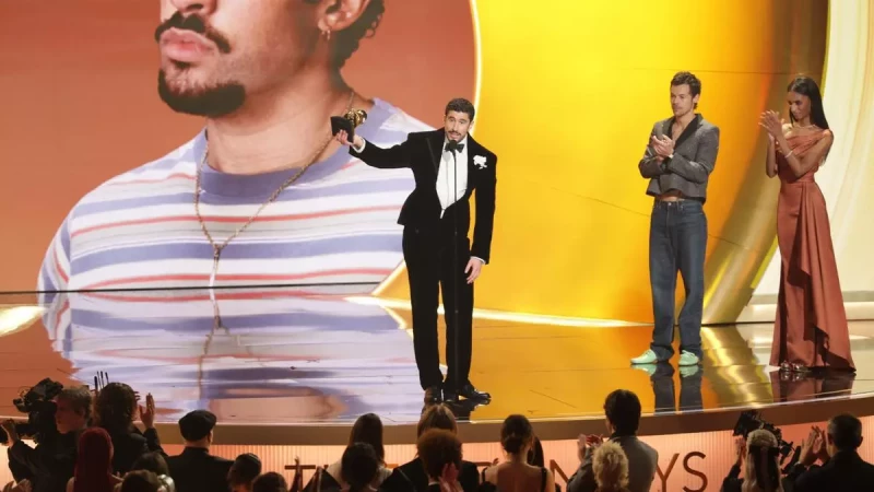 El rapero puertorriqueño Bad Bunny (C) recibe el premio al Álbum del Año en el escenario durante la 68ª ceremonia anual de los Premios Grammy en el Crypto.com Arena de Los Ángeles, California, EE.UU.