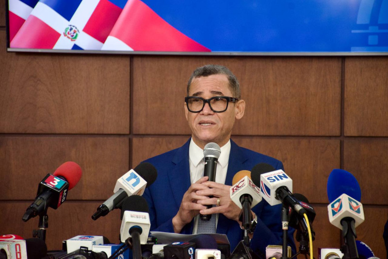 Eddy Olivares, ministro de trabajo, recuerda el ajuste del 8% al salario mínimo.