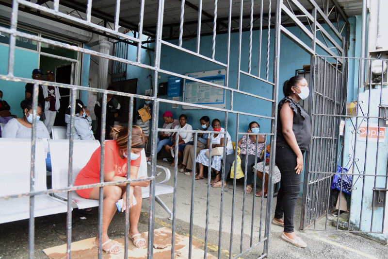 Pacientes en una de las áreas de servicios donde funciona parte del hospital municipal de Villa Mella.