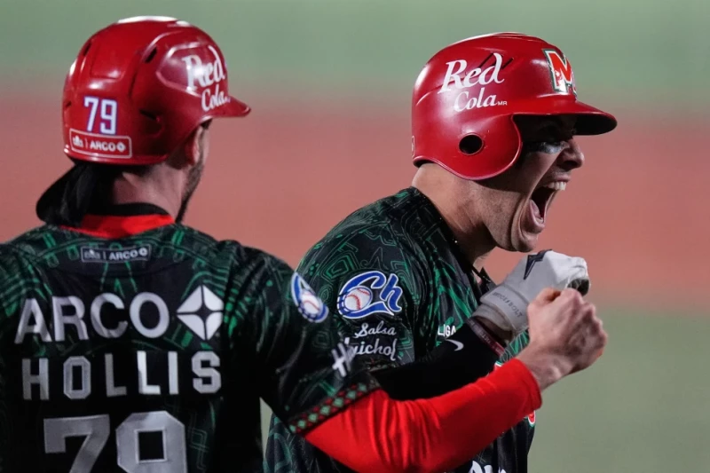 Bligh Madris, de los Charros de Jalisco, celebra su cuadrangular con las bases llenas en contra de Panamá, el 2 de febrero de 2026, en Guadalajara.