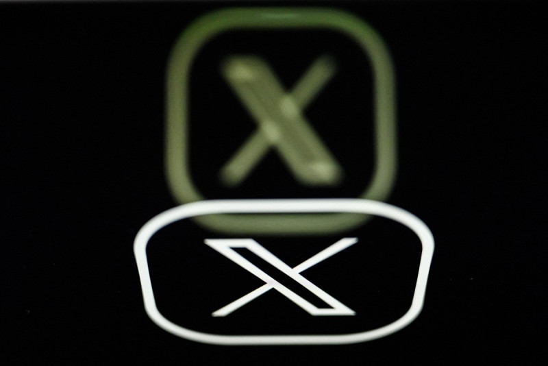 Esta fotografía, tomada el 7 de marzo de 2024 en Nantes, muestra el logotipo de la plataforma estadounidense de redes sociales X, anteriormente conocida como Twitter.