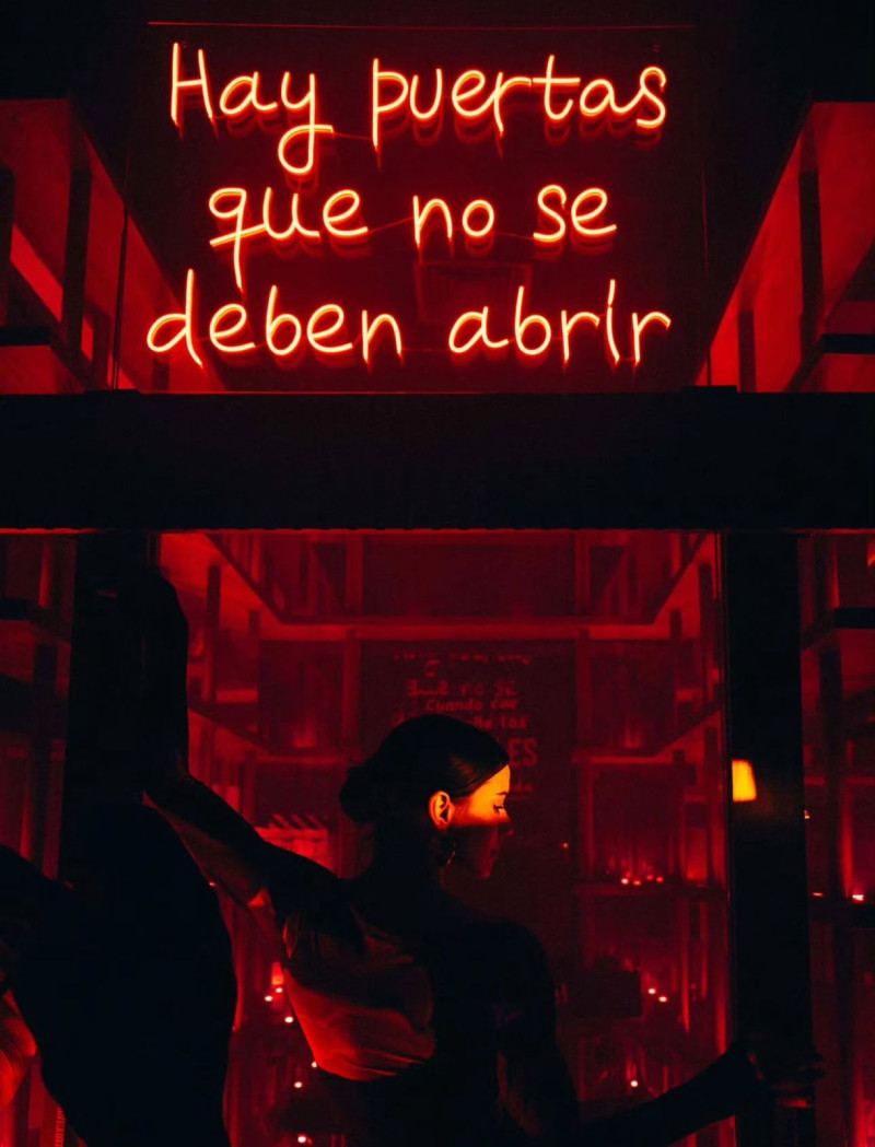 Nashla Bogart posa en un estand después de la premier de "Animales".