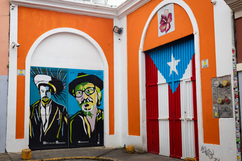 Murales de Bad Bunny, E. Escobar, y la bandera de Puerto Rico