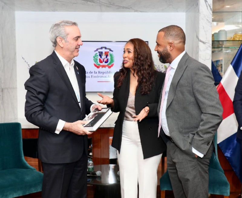 Abinader y dominicanos en Dubái.