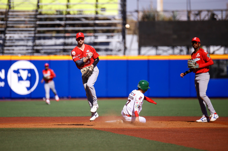Acción del partido de la Serie del Caribe entre los Tomateros de Culiacán y los Federales de Chiriquí.