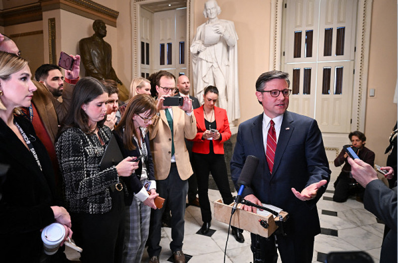 El presidente de la Cámara de Representantes de EE. UU., Mike Johnson, republicano por Luisiana, habla con la prensa en el Capitolio de EE. UU. en Washington, D. C., el 3 de febrero de 2026