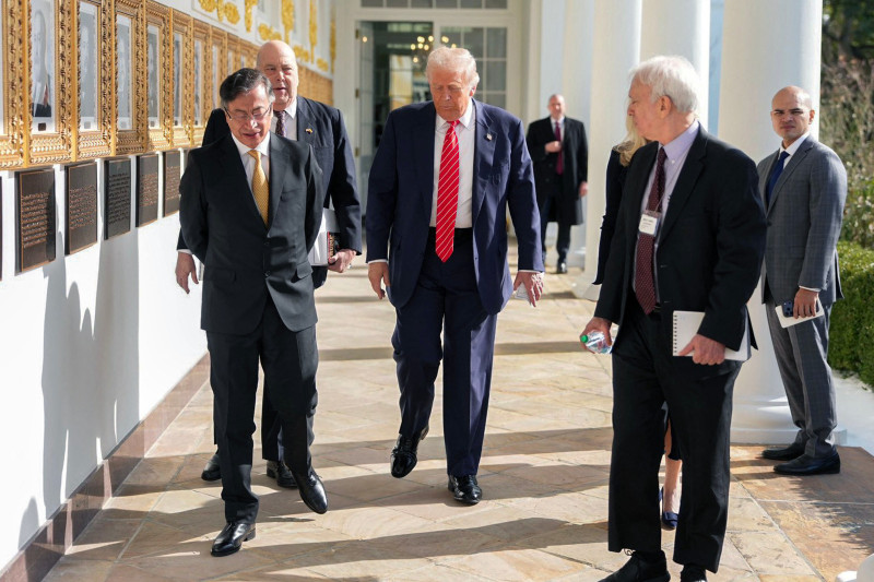 al presidente colombiano Gustavo Petro (izq.) caminando junto a su homólogo, el presidente estadounidense Donald Trump (centro), reunidos en la Casa Blanca en Washington el 3 de febrero de 2026.